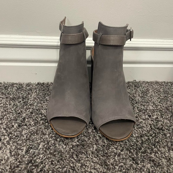 Grey Heels - Picture 3 of 6